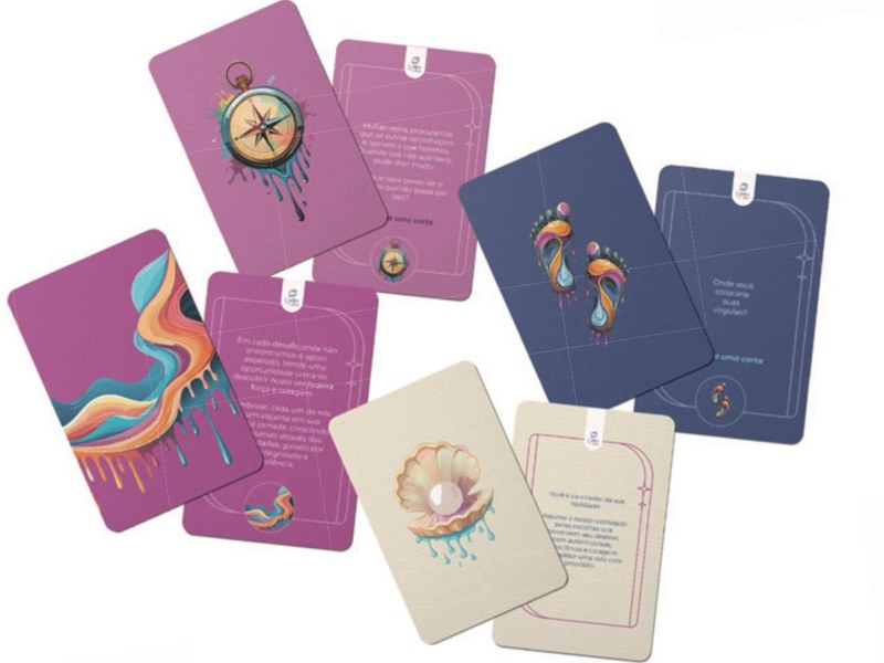 Cartas Bussola, Ondas e Pegadas do jogo Contos em Cubos espalhadas sobre a mesa